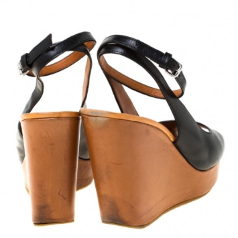 Questi sandali in pelle nera ti faranno apparire sicuro di te e molto elegante. Sono caratterizzate da punta peep, slingback con fibbia e tacco a zeppa di 11 cm. Stai comoda per tutto il giorno con questi sandali di Marc by marc jacobs.