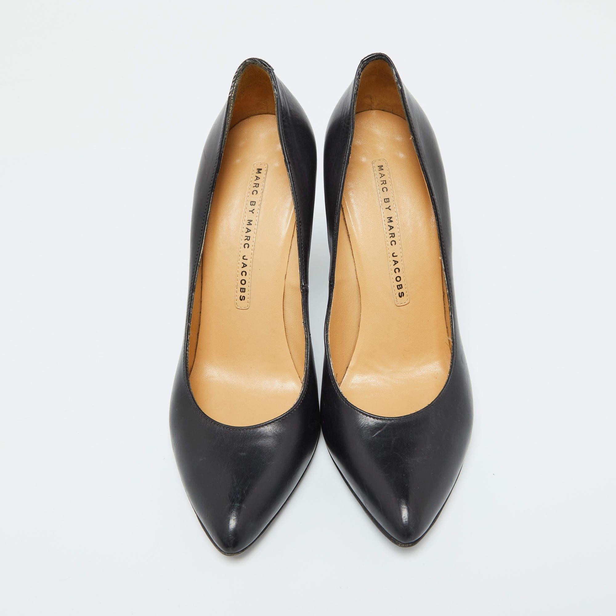 Marc by Marc Jacobs Black Leather Pumps Size 38 In Good Condition For Sale In Dubai, Al Qouz 2