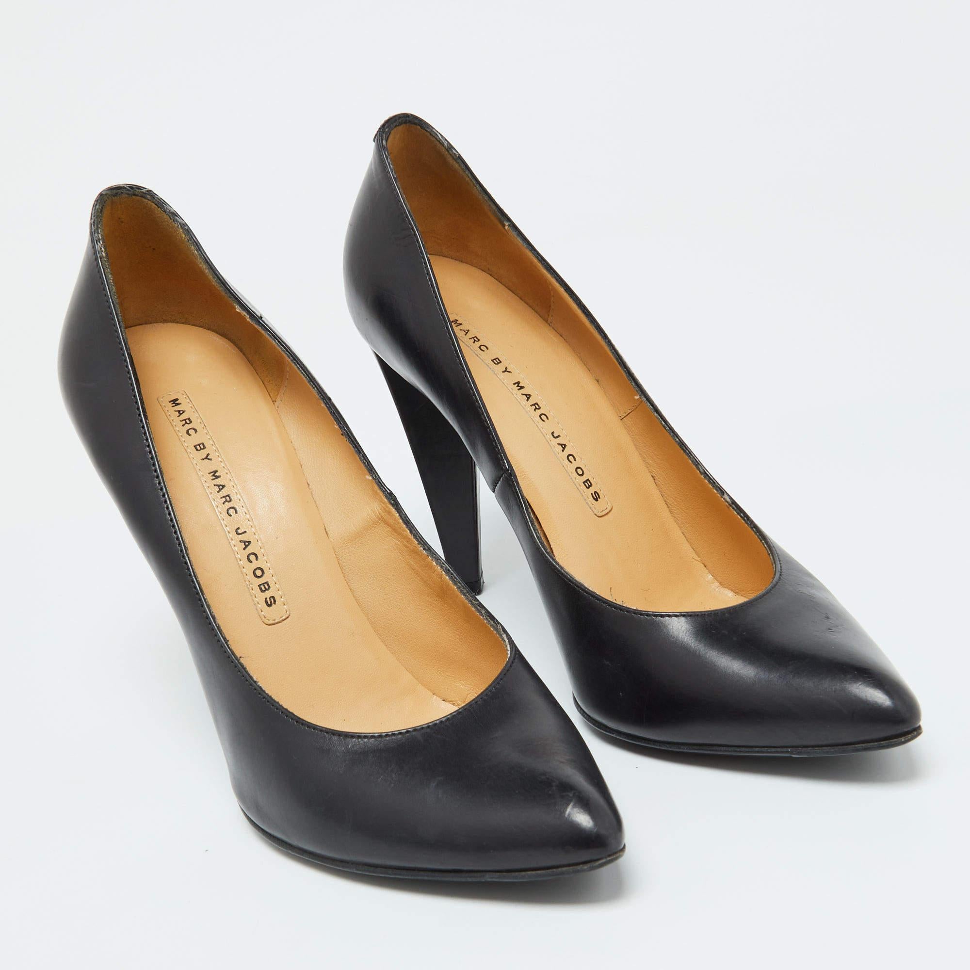 Women's Marc by Marc Jacobs Black Leather Pumps Size 38 For Sale