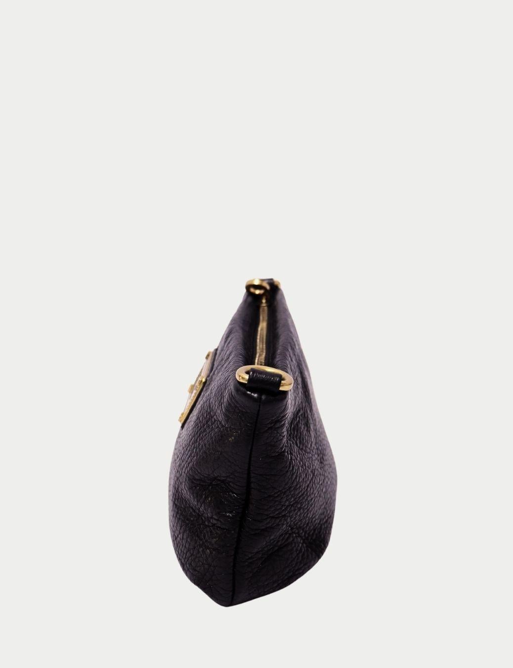Marc by Marc Jacobs Bolso de hombro de piel negra con placa dorada con logotipo

Añade un toque de chic neoyorquino sin esfuerzo a tu estilo diario con esta bandolera de piel negra Marc by Marc Jacobs. Confeccionada en suave piel granulada, esta