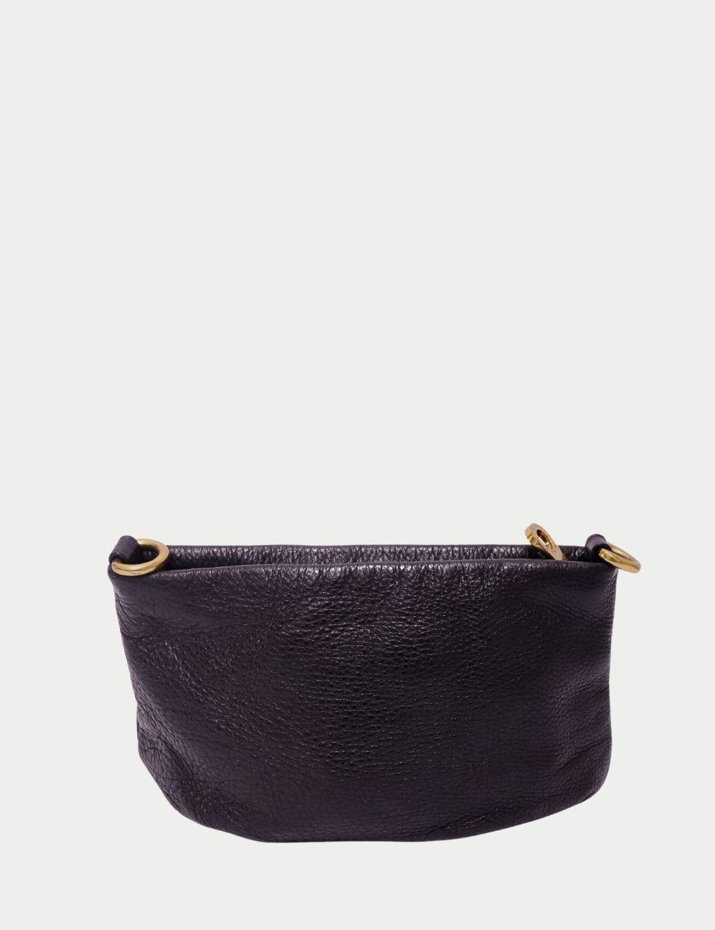 Marc by Marc Jacobs Bolso de hombro de piel negra con placa dorada con logotipo en Bueno estado para la venta en Amman, JO