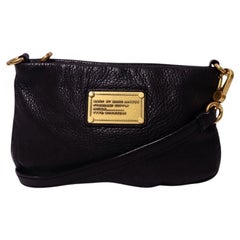 Marc by Marc Jacobs Bolso de hombro de piel negra con placa dorada con logotipo
