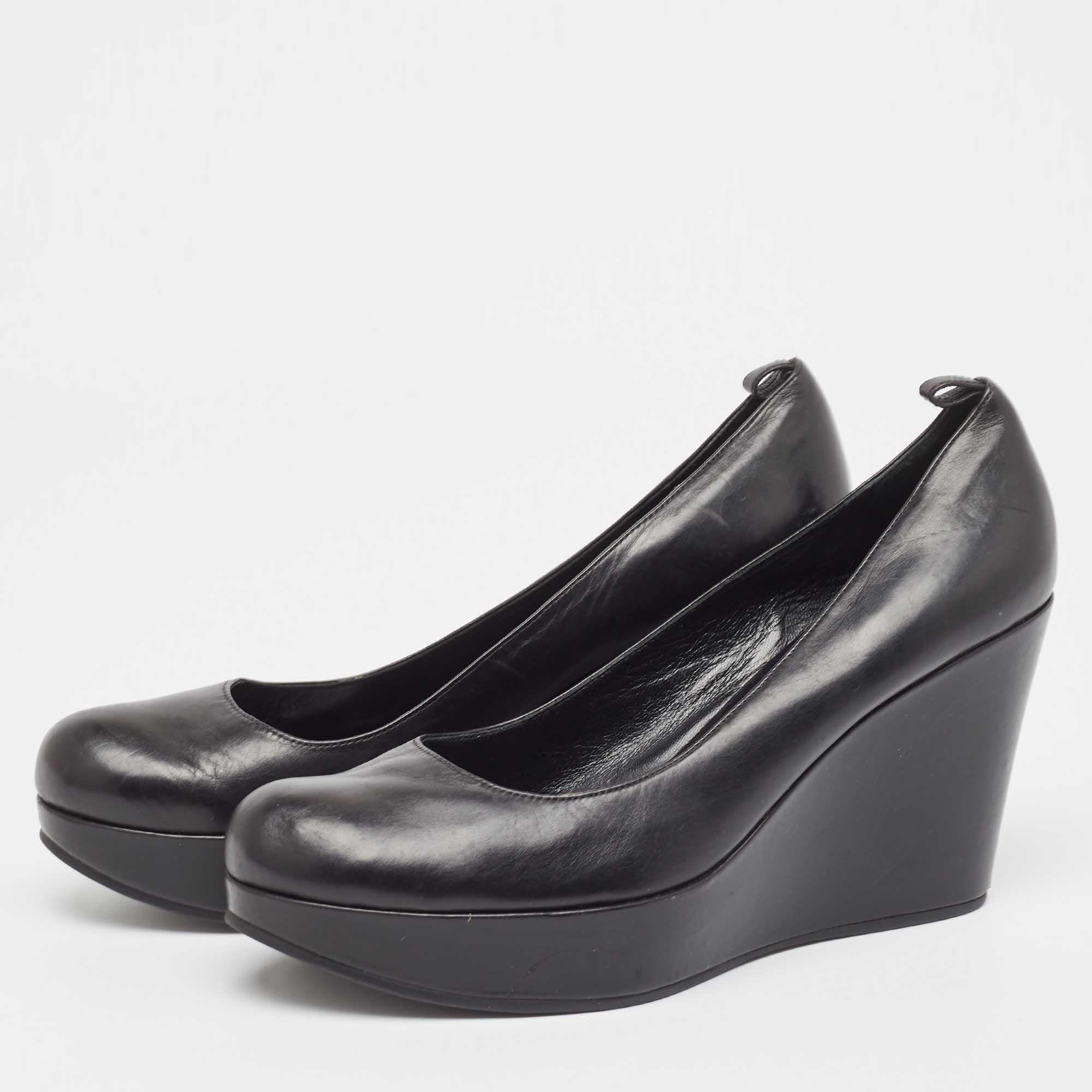Setzen Sie mit diesen Designer-Pumps ein schickes Stil-Statement. Mit ihren robusten Absätzen und strapazierfähigen Sohlen sind sie perfekt für Ihre modischen Ausflüge