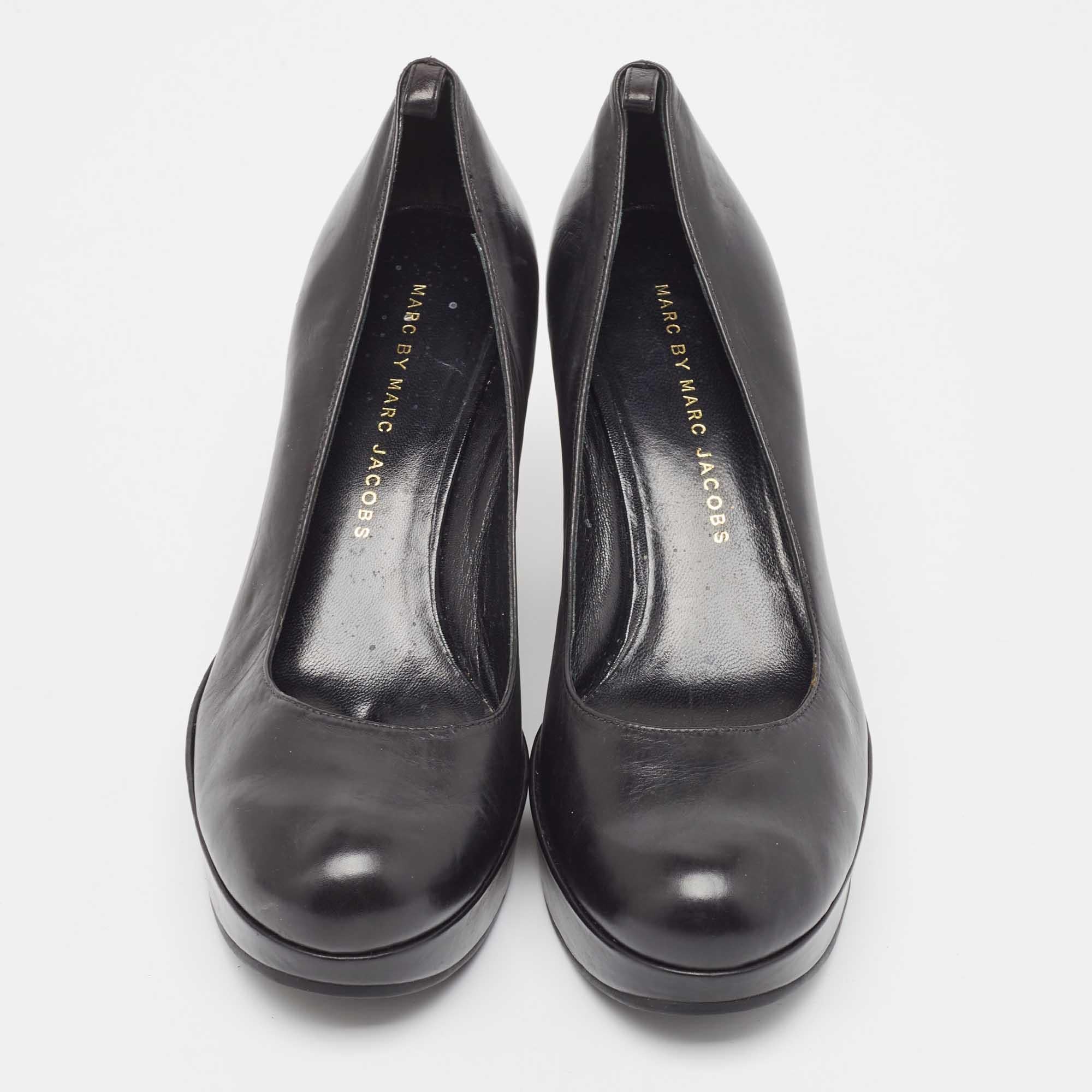 Marc by Marc Jacobs Schwarze Keil-Plateau-Pumps aus Leder Größe 37 im Zustand „Gut“ im Angebot in Dubai, Al Qouz 2