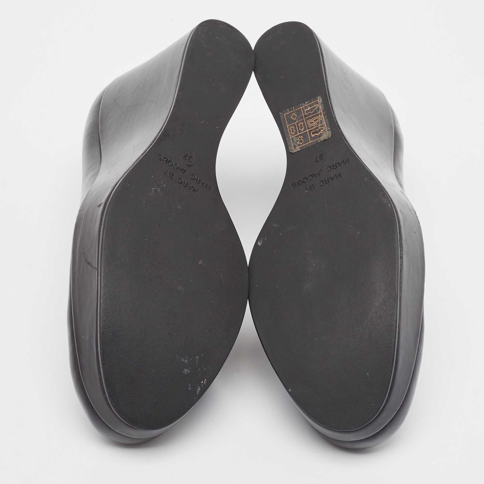 Marc by Marc Jacobs Schwarze Keil-Plateau-Pumps aus Leder Größe 37 im Angebot 2