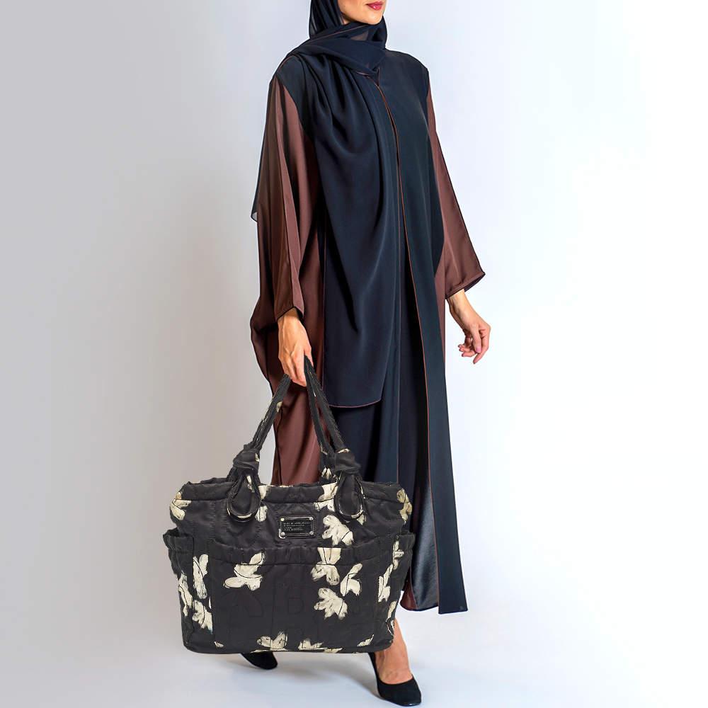 This alluring tote bag for women has been designed to assist you on any day. Convenient to carry and fashionably designed the tote is cut with skill and sewn into a great shape. It is well equipped to be a reliable accessory.