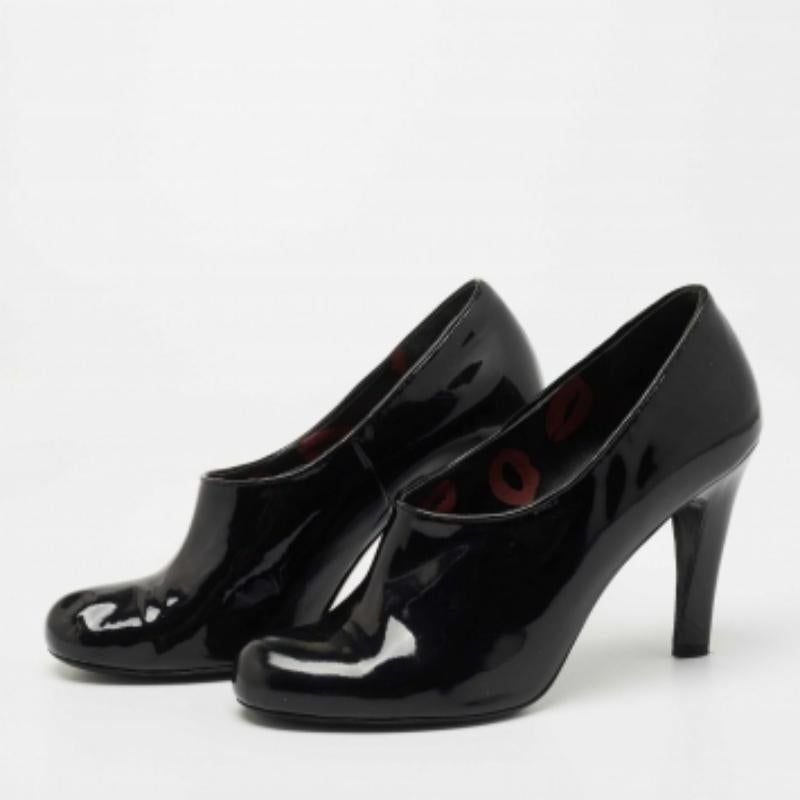 Infondi una dose extra di stile nel tuo outfit con questi stivaletti Marc By Marc Jacobs. Realizzate in pelle verniciata, sono pratiche grazie alla calzata slip-on. I tacchi da 10,5 cm eleveranno il tuo outfit con facilità.