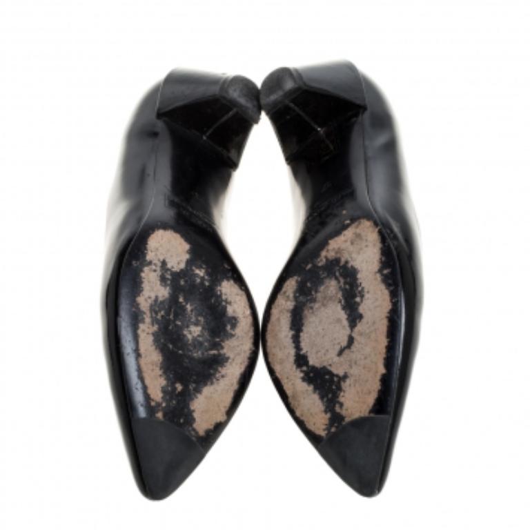Pumps like these are a staple addition to any woman's wardrobe, and Marc by Marc Jacob makes sure you get the best one. Crafted from patent leather in a black hue, they feature pointed toes and comfortable insoles. These pumps are set on 4.5 cm