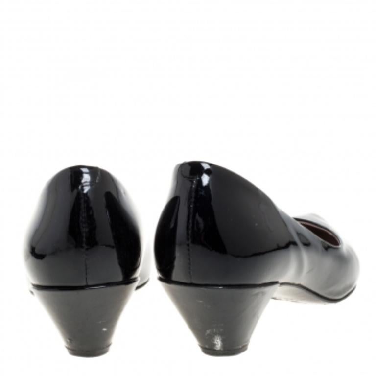 Marc by Marc Jacobs Black Patent Leather Pumps Size 37 In Fair Condition For Sale In Dubai, Al Qouz 2