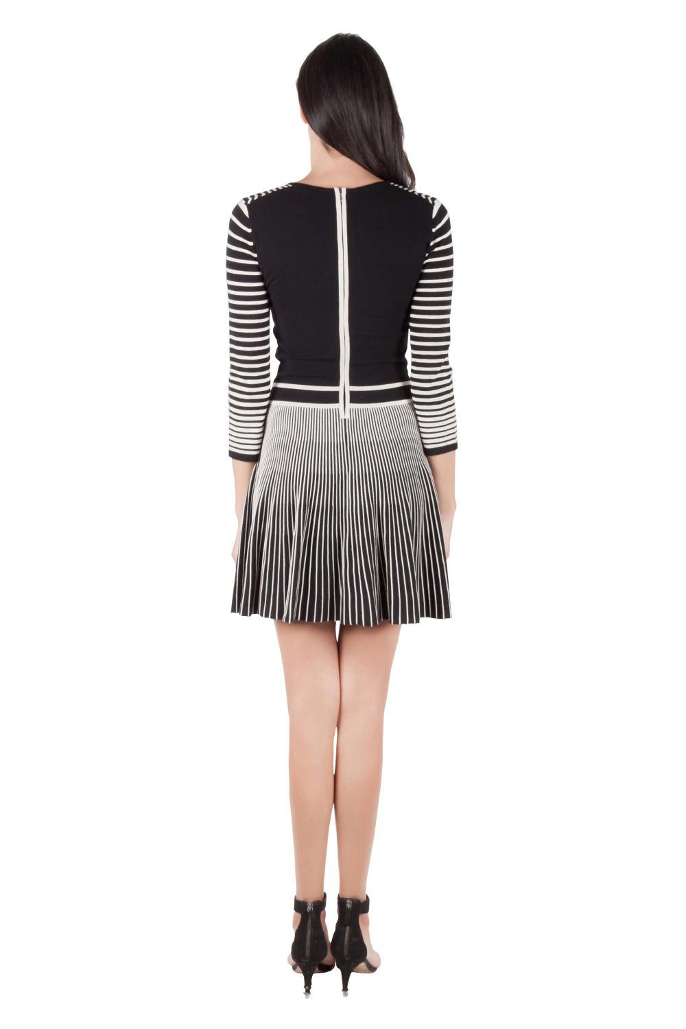 Marc by Marc Jacobs has designed this black A-line dress to mark your presence with great style. Featuring a radio waves pattern, the sophisticated piece will work for day as well as night events. It offers a comfortable fit and comes with a back