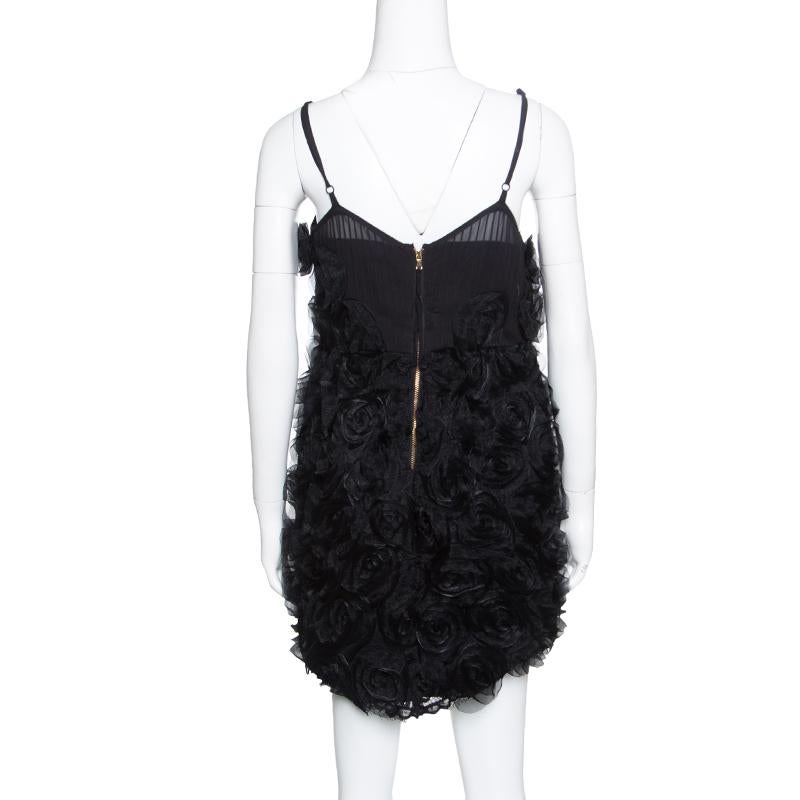 Unapologetic glamour and feminine elegance combine to create this ethereal Marc by Marc Jacobs dress. This black dress is made of a blend of fabrics and features an artistic silhouette. It flaunts a boned bodice with exquisite rosette applique