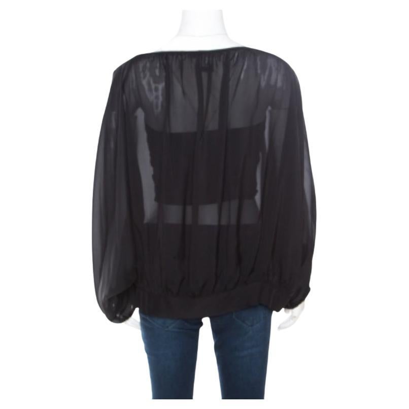Cette blouse Marc by Marc Jacobs peut être associée à presque tout dans votre garde-robe. Cette pièce noire fera de vous le centre d'attention de n'importe quel événement en quelques secondes. Confectionnée en soie, cette blouse vous permettra