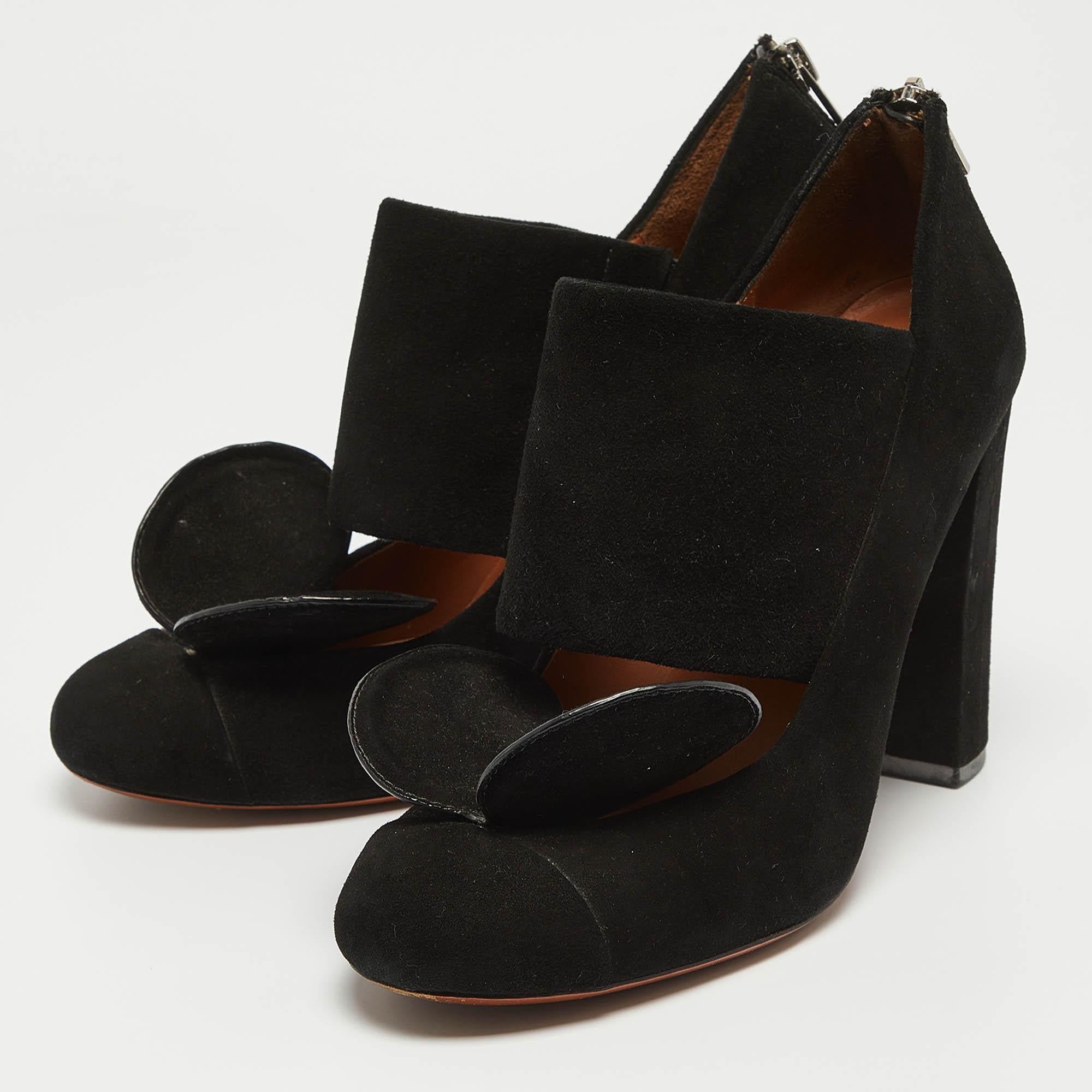 Exuding femininity and elegance these pumps feature a chic silhouette with an attractive design. You can wear these pumps for a stylish look.
