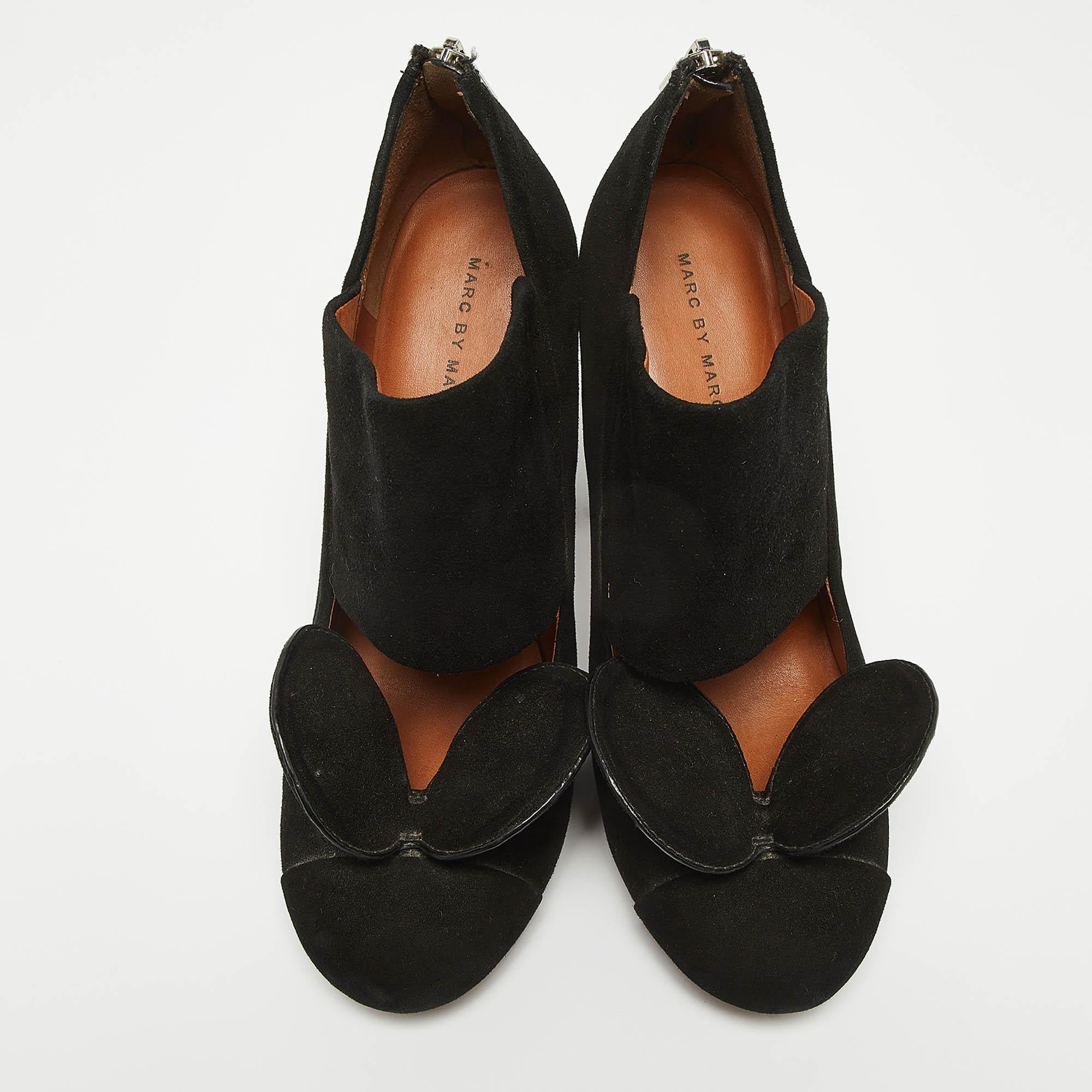 Marc by Marc Jacobs Black Suede Pumps Size 38.5 In Good Condition For Sale In Dubai, Al Qouz 2