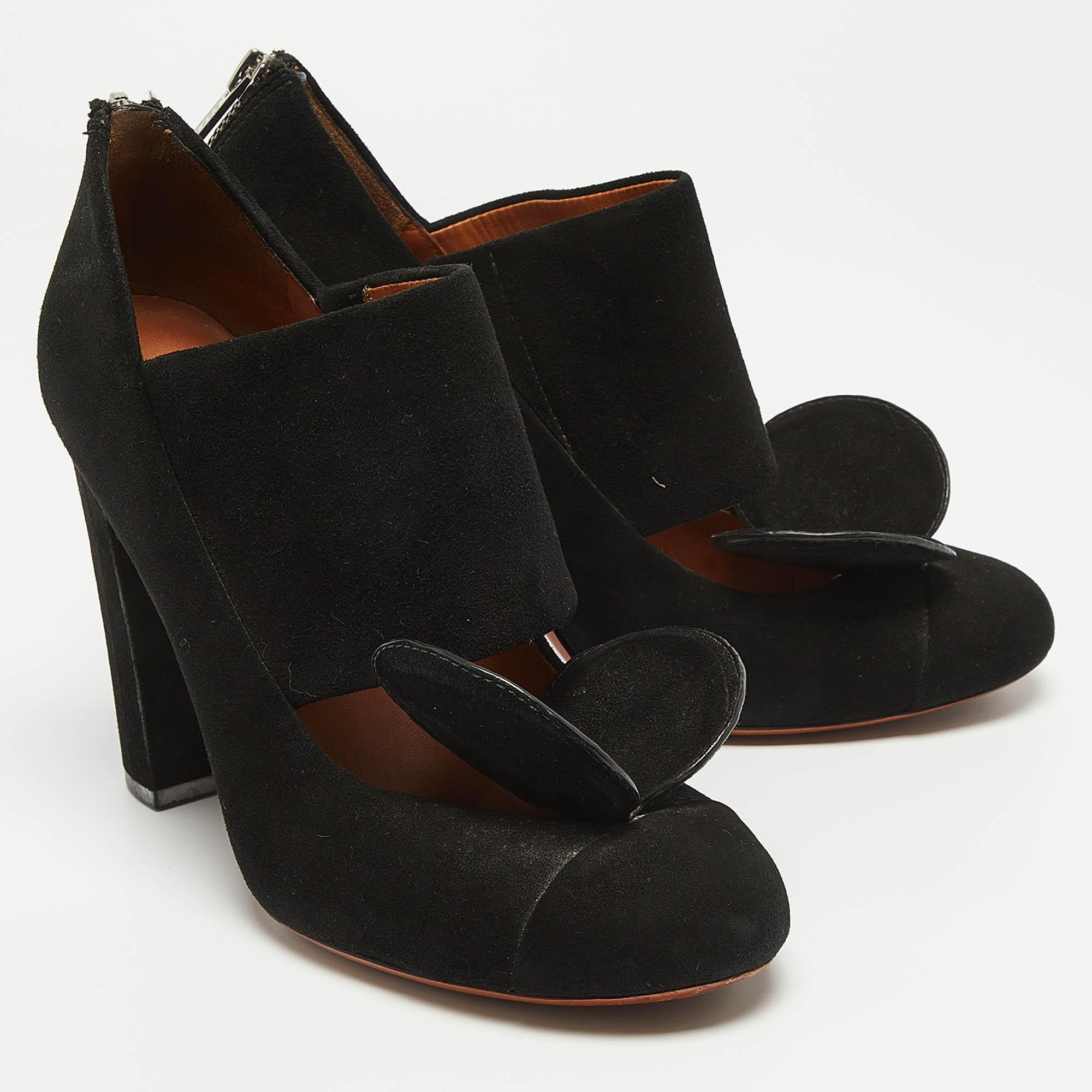 Women's Marc by Marc Jacobs Black Suede Pumps Size 38.5 For Sale