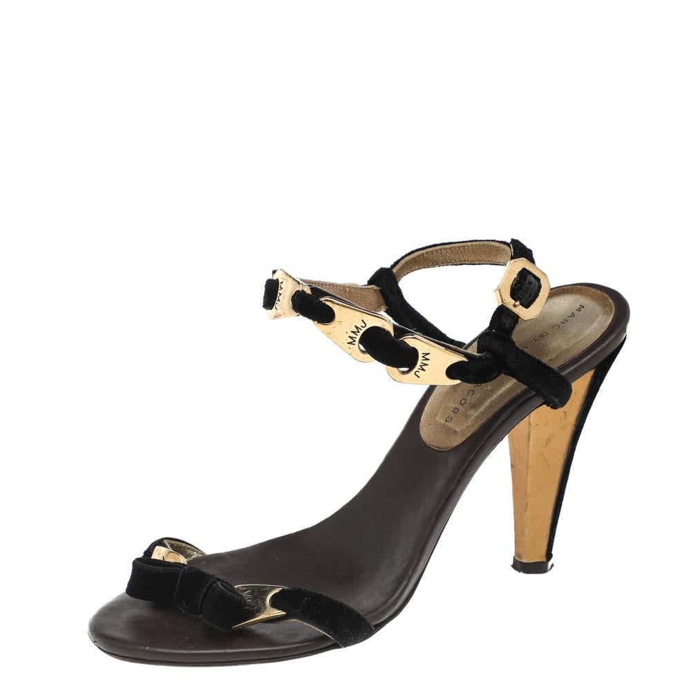 Ces sandales Marc by Marc Jacobs sont vraiment une création magnifique que vous devez posséder ! Confectionnées en velours noir, ces sandales arborent un nœud, des orteils ouverts et une bride de cheville. Elles sont embellies par des garnitures en