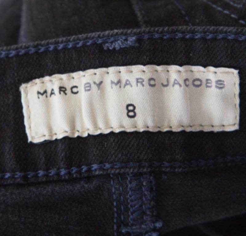 Diventa giocosamente elegante con questa rara gonna firmata Marc by Marc jacobs. Dai una bella svolta ai tuoi look quotidiani con questa fantastica gonna nera.