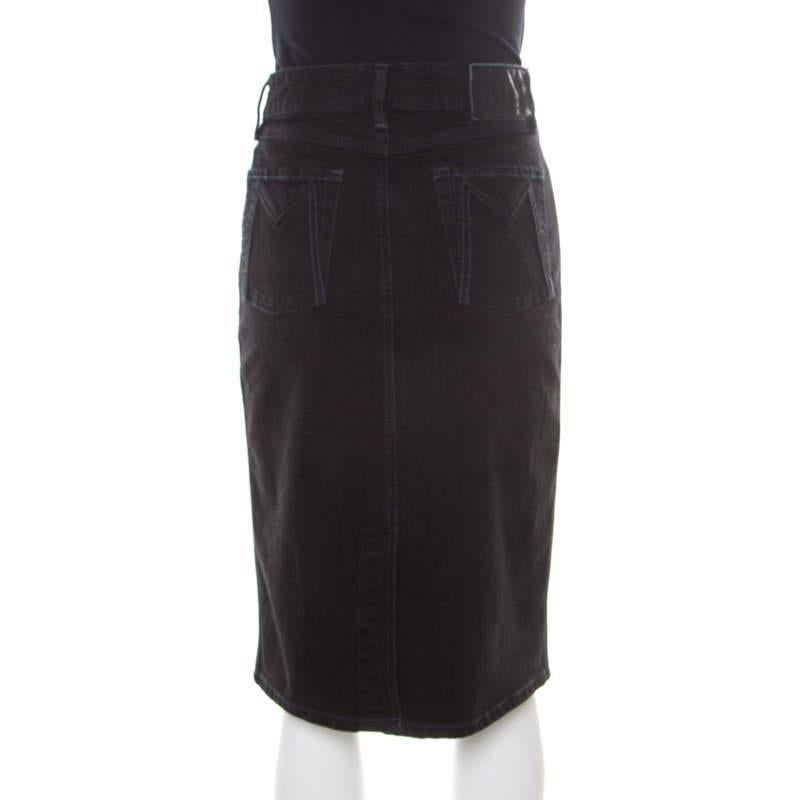 Become playfully sleek with this rare skirt designed by Marc by Marc Jacobs. Give a beautiful change to your everyday looks with this amazing black skirt.

