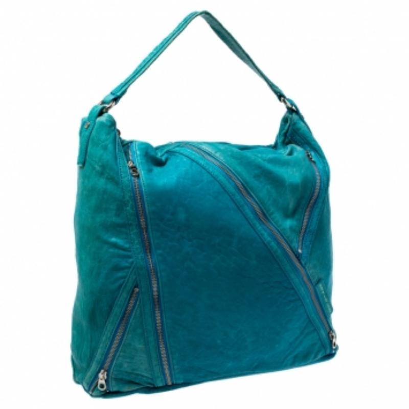 Disegnata con maestria, questa borsa di Marc by Marc Jacobs ha il corpo in pelle. È disponibile in un'incantevole tonalità di blu e presenta dettagli con zip su tutta la superficie. La hobo è dotata di un interno foderato in Fabrice, adatto a