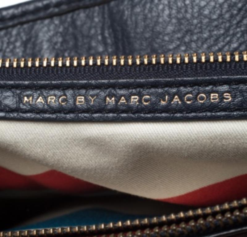 Marc by marc jacobs: borsa in paglia e pelle con patta blu in vendita 5