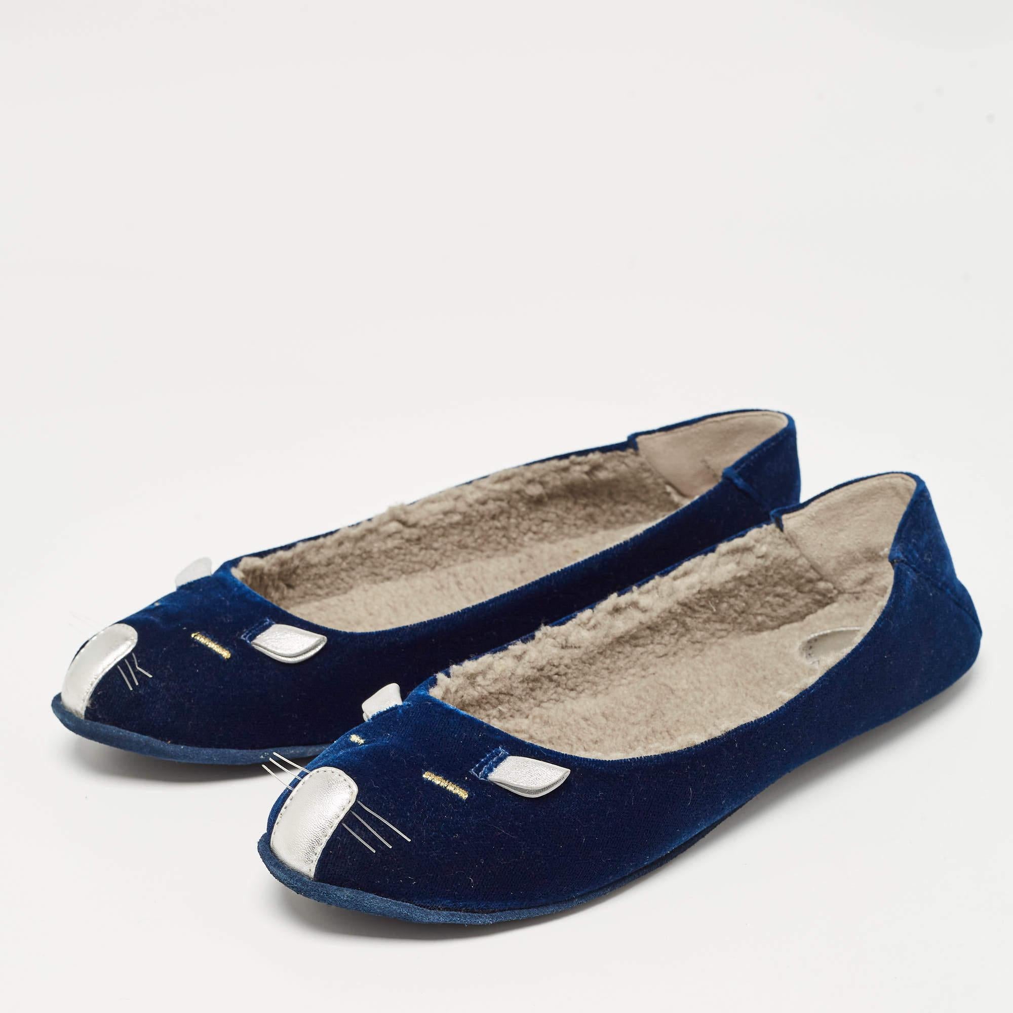 These chic ballet flats from Marc by Marc Jacobs will make you look pretty and fashionable! The black flats are crafted from velvet and feature round toes. They have been styled cat-like face and come equipped with comfortable cotton-blend insoles