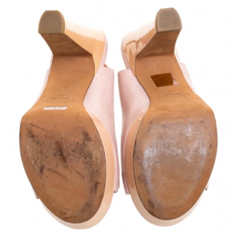 Ces sandales de Marc Jacobs donneront à vos pieds une touche de style et d'espièglerie. Fabriquées en cuir de qualité, elles se déclinent dans de jolies teintes de rose blush et de beige. Ils sont dotés de peep toes, de petits nœuds avec le logo de
