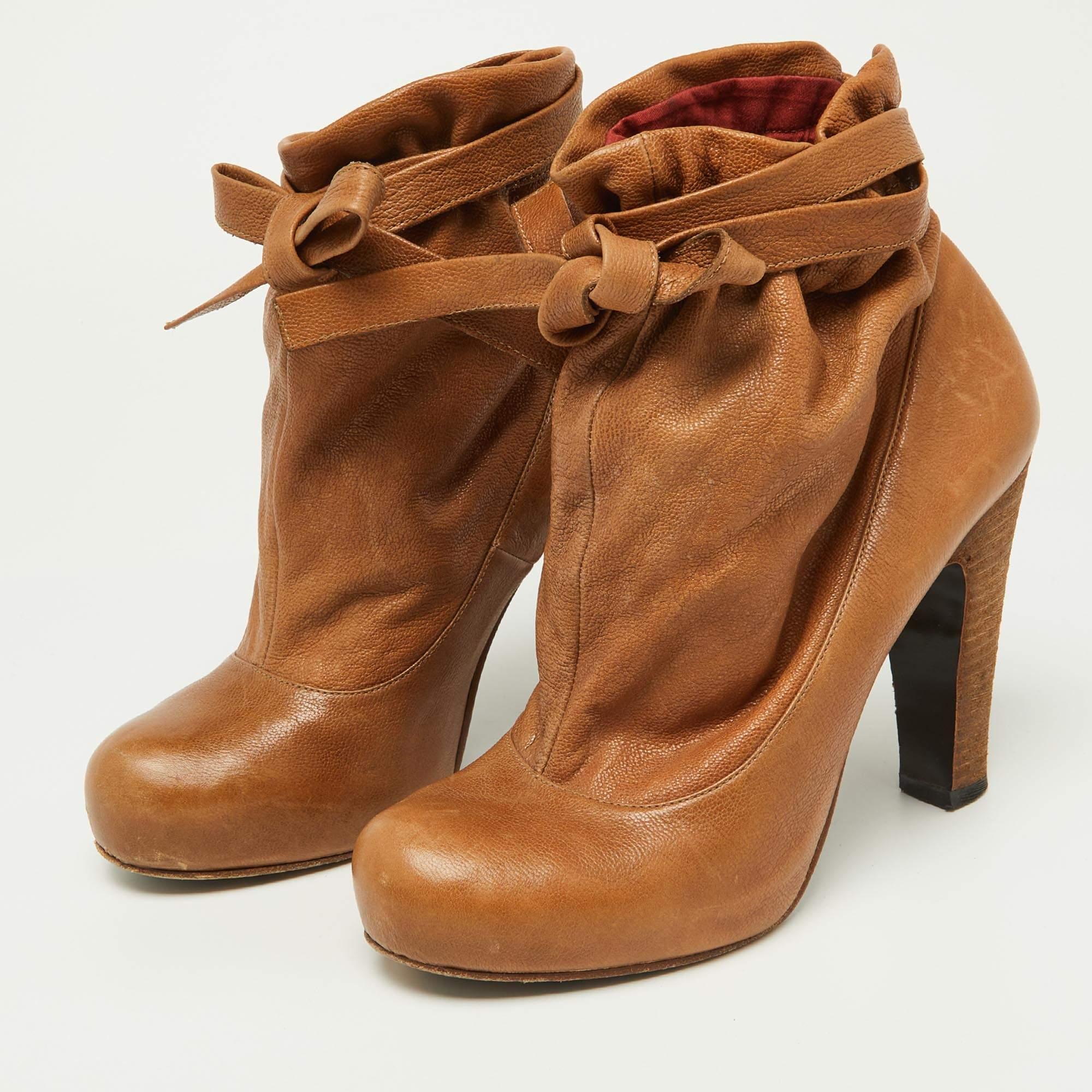 Faites-vous remarquer avec ces bottines Marc by Marc Jacobs pour femme. Impeccablement confectionnés, ces talons chics offrent à la fois mode et confort et rehaussent votre look à chaque pas gracieux.