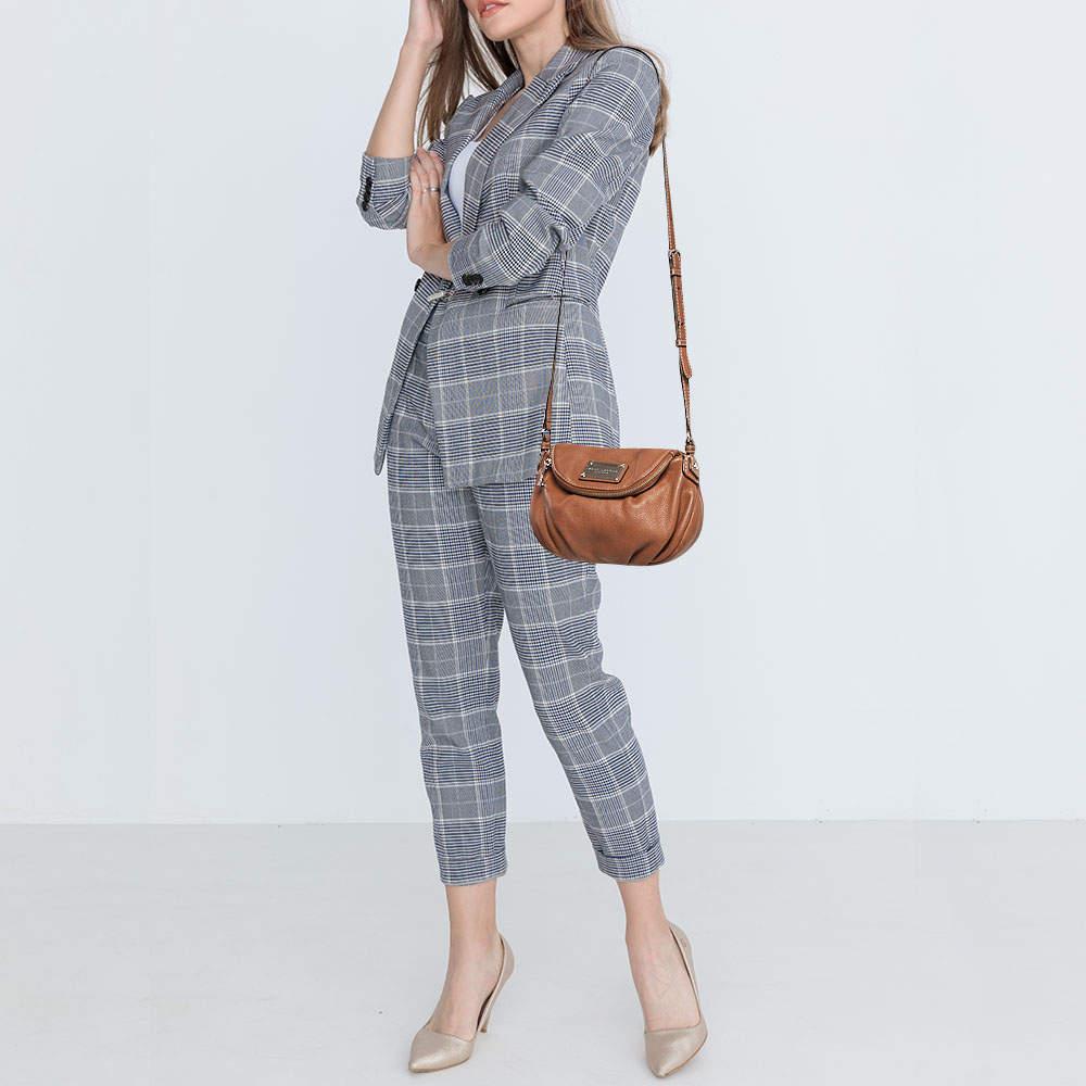 Marked by flawless craftsmanship and enduring appeal this Marc By Marc Jacobs bag is bound to be a versatile and durable accessory. It has a compact size.