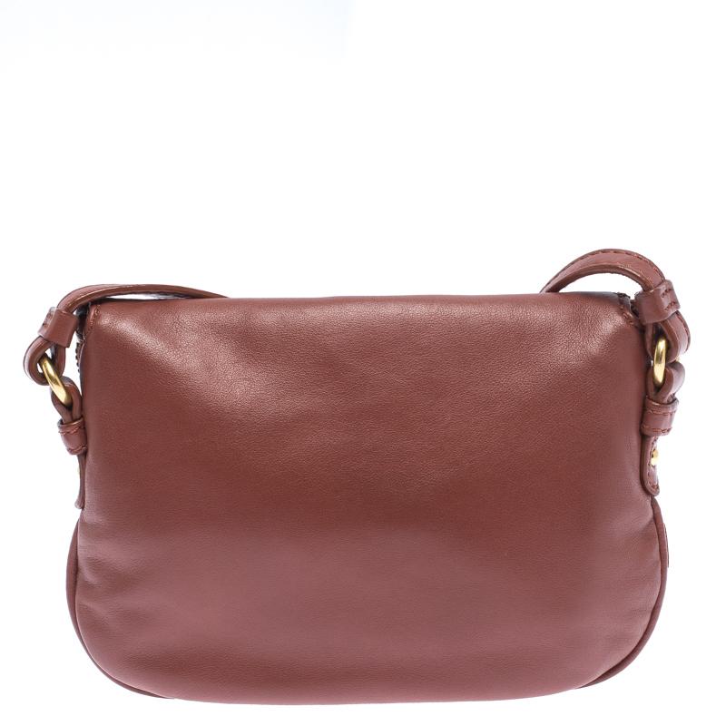 Superbe à regarder et suffisamment résistant pour vous accompagner partout, ce sac à bandoulière Marc by Marc Jacobs est un plaisir à posséder ! Ce sac Petal to the Metal est fabriqué en cuir et est orné d'une applique métallique en forme d'oiseau