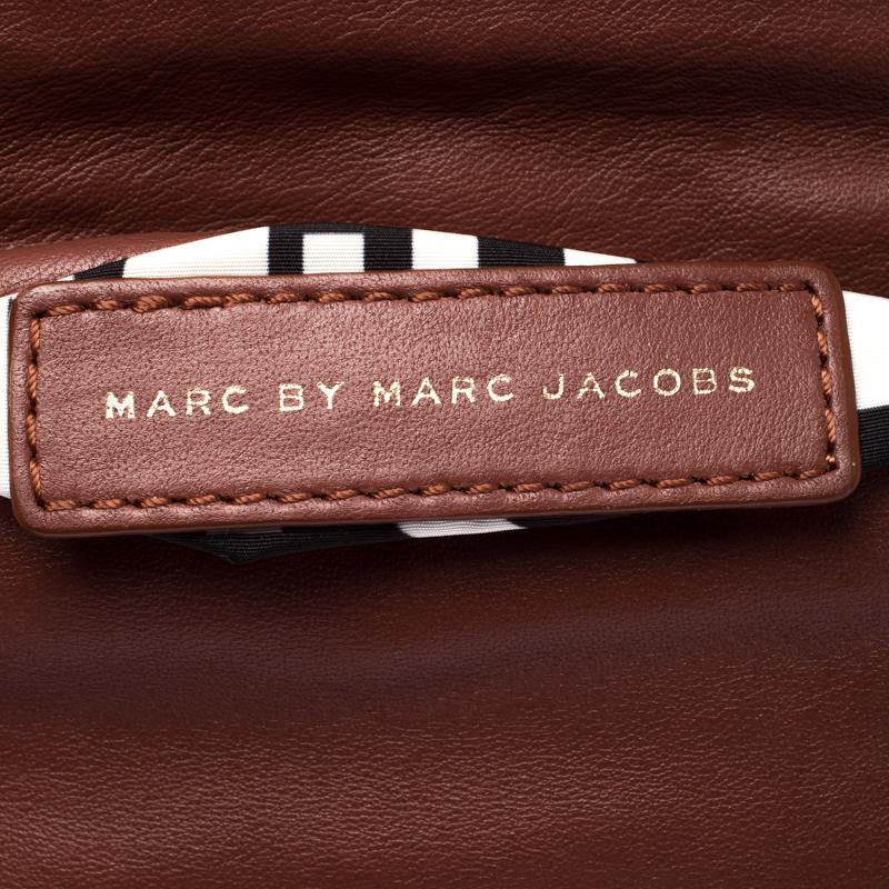 Marc by Marc Jacobs - Sac à bandoulière en cuir marron « Petal to the Metal » Bon état à Dubai, Al Qouz 2