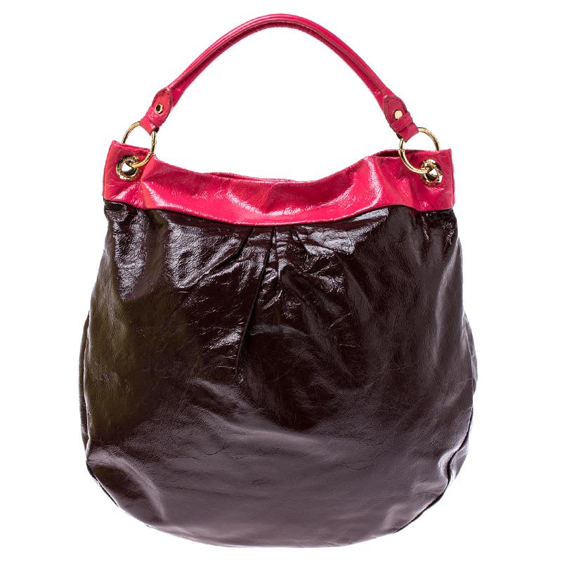 A bag such as this Classic Q Hillier hobo from Marc by Marc Jacobs extends beyond just being a stylish creation. Created from patent leather, the bag is equipped with a top handle, a detachable shoulder strap, and a spacious fabric interior. It is a