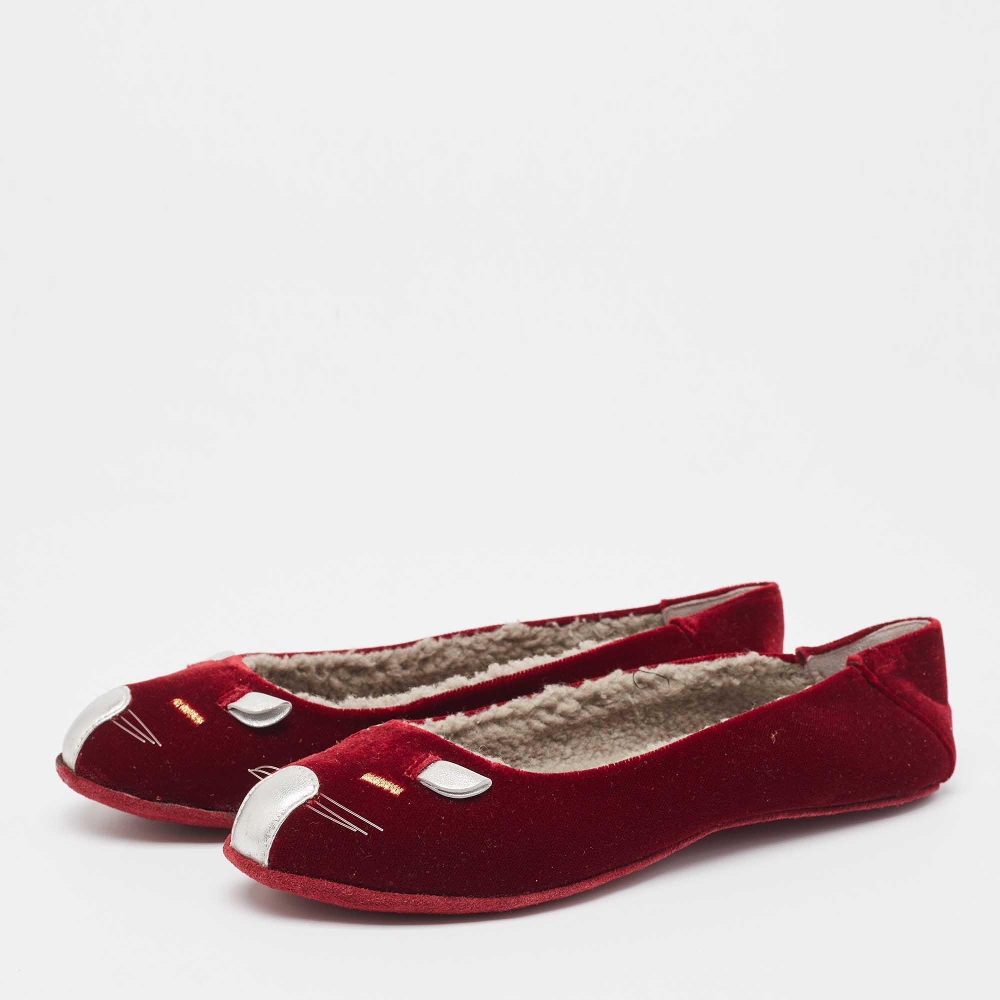 These well-crafted ballet flats from Marc by Marc Jacobs feel great on the feet. They are made of burgundy velvet and feature cute cat detailing on the toes.