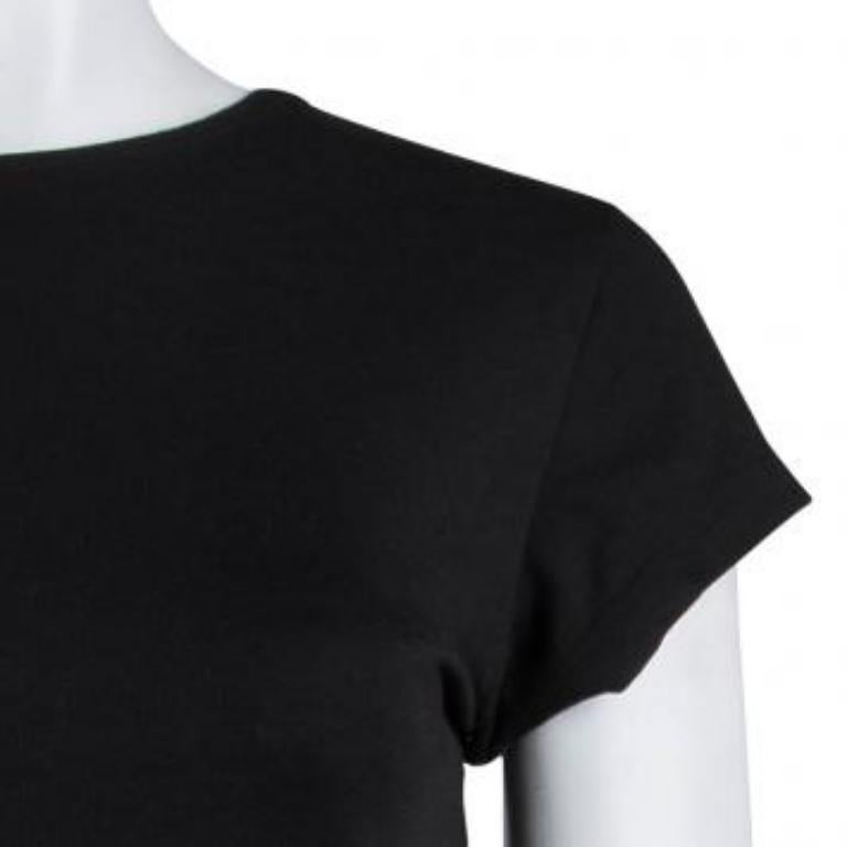 Dieser Rock aus 100% Baumwolle von Marc Jacobs ist in verschiedenen monochromen Farbtönen gehalten. Knöpfe auf der Vorderseite und Plisseefalten mit kontrastierenden Steppnähten verleihen diesem Modell einen dekonstruierten Charakter. Taschen machen