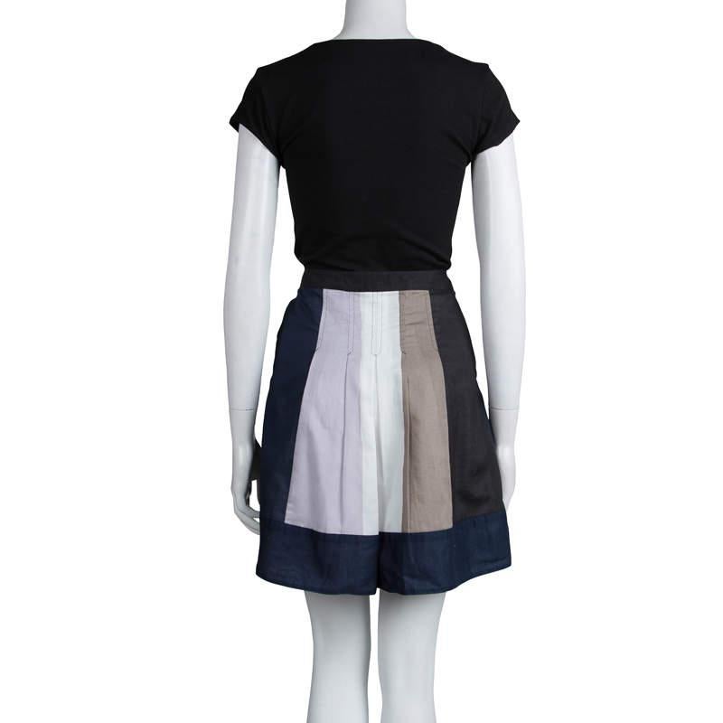This 100% cotton colour block skirt from Marc Jacobs is in a variety of monochromatic shades. Front buttons and pleating with contrast over-stitching give this a deconstructed feel. Pockets make this skirt functional and fun. Wear with other