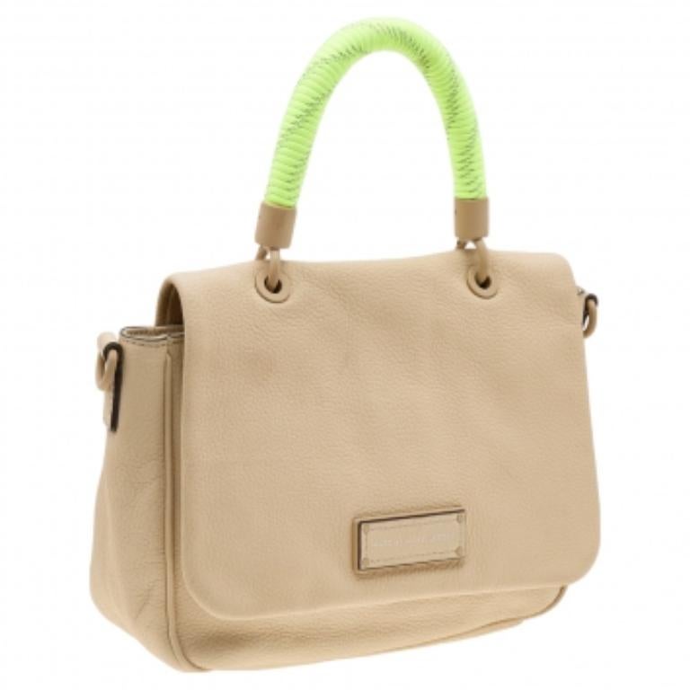 This Too Hot To Handle bag from Marc by Marc Jacobs rightly justifies its name! It has been designed using cream-neon leather on the exterior and comes equipped with silver-toned hardware, a fabric-lined interior, and a top handle. This bag is