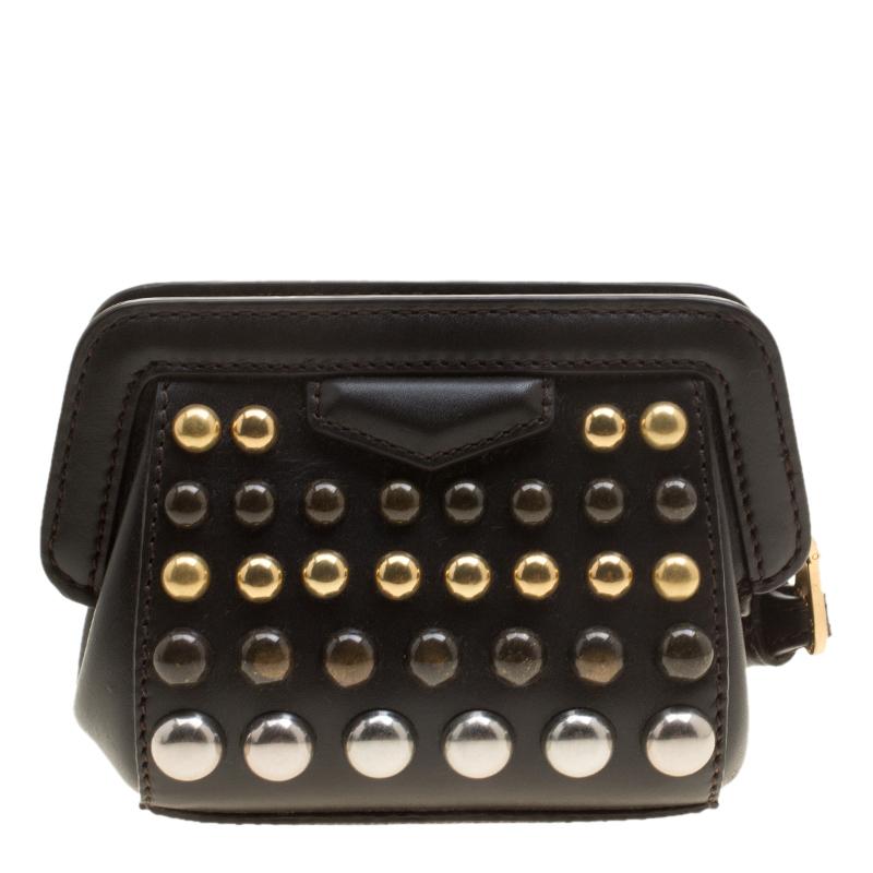 Cool and edgy, this Thunderdome clutch from the house of Marc by Marc Jacobs is sure to charm all its onlookers. It features a dark brown leather body with stud detailing on it all over. It features a sturdy top and lined with nylon fabric just