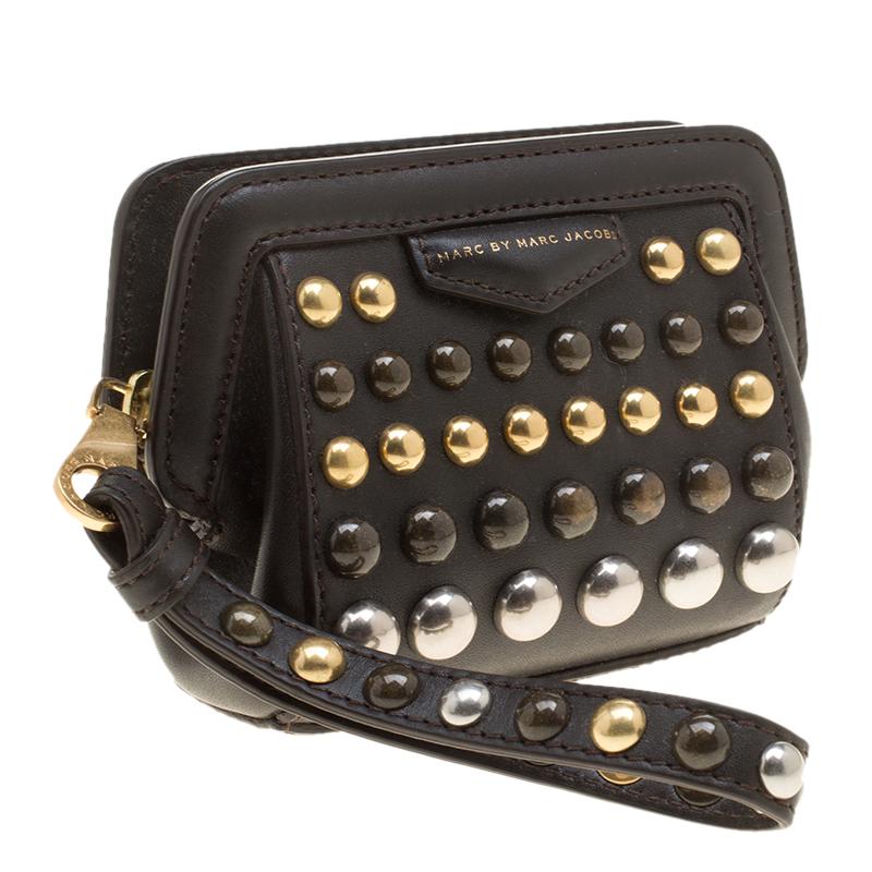 Marc by Marc Jacobs Dark Brown Leather Studded ThuMarc by Marc Janderdome Clutch In Excellent Condition In Dubai, Al Qouz 2