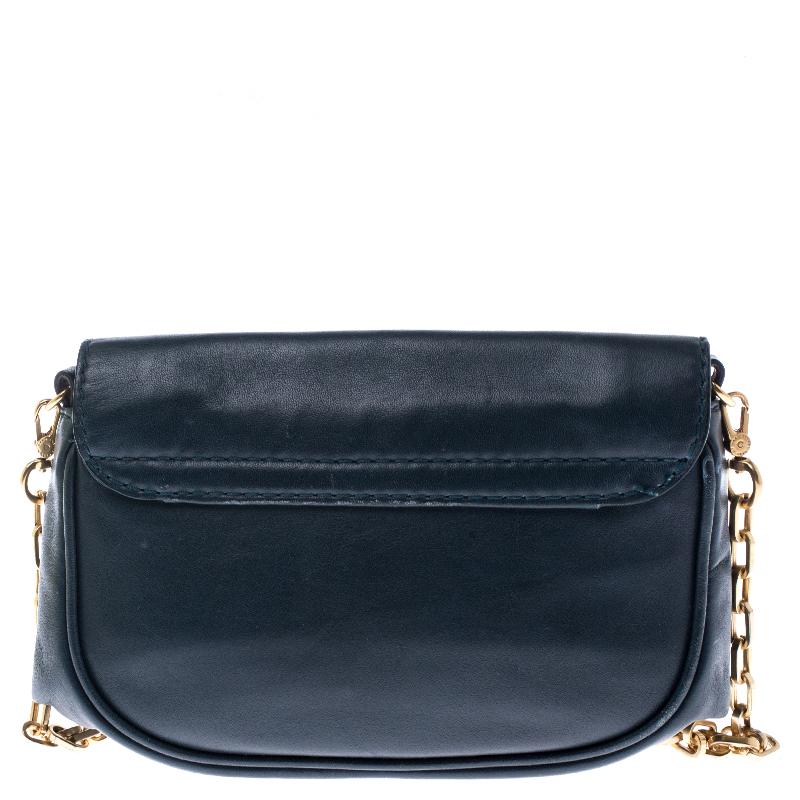 This dark green leather bag from Marc by Marc Jacobs is built to take you through your day with ease. This smartly designed piece has a sleek silhouette. The bag features a shoulder strap and a fabric interior secured by a turnlock on the
