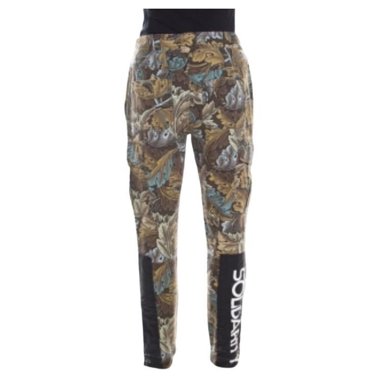 Estos pantalones cargo cónicos de Marc by Marc Jacobs tienen un precioso estampado de acantos. Con un ajuste brillante, esta pieza ofrece un aspecto extraordinario. Confeccionadas en algodón, presentan dos bolsillos exteriores, un parche en la parte