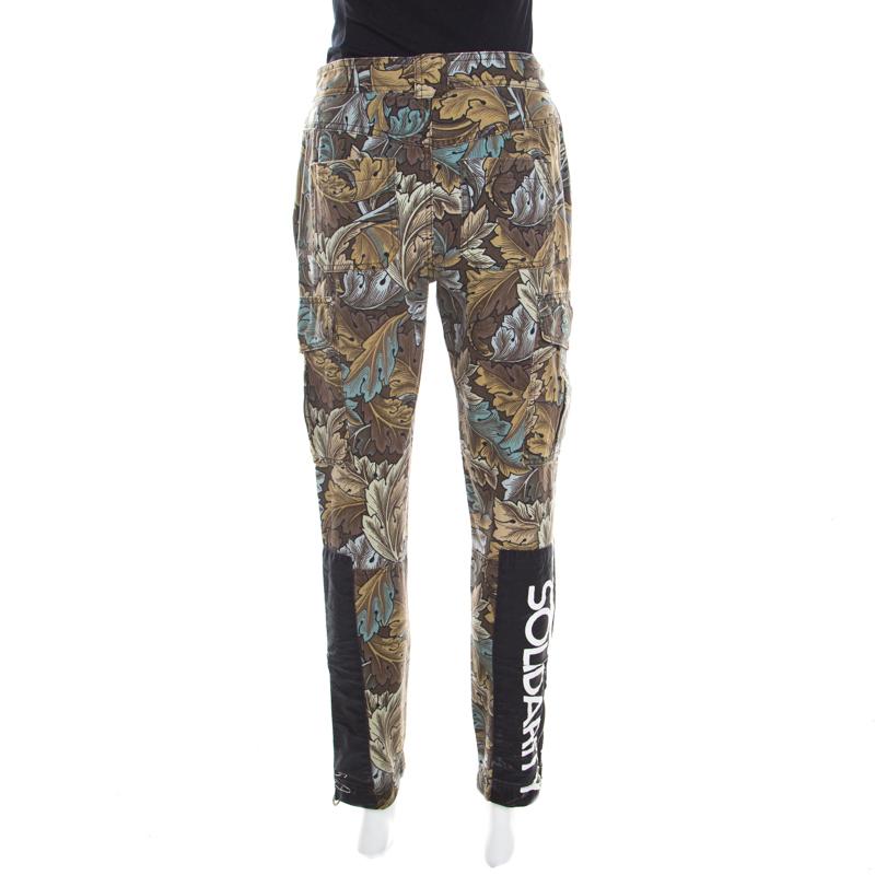 These tapered cargo pants come in a gorgeous acanthus print from Marc by Marc Jacobs. In a brilliant fit, this piece offers a remarkable look. Tailored from cotton, these features two external pockets, a patch at the bottom and a zip closure. This