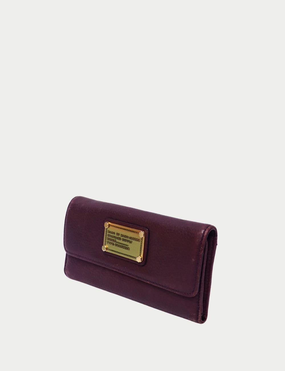 Portafoglio Marc by Marc jacobs in pelle bordeaux con placca logo dorata


Eleva i tuoi oggetti essenziali di tutti i giorni con questo portafoglio Marc by Marc Jacobs, realizzato in morbida pelle bordeaux con ciottoli. Caratterizzato dalla placca