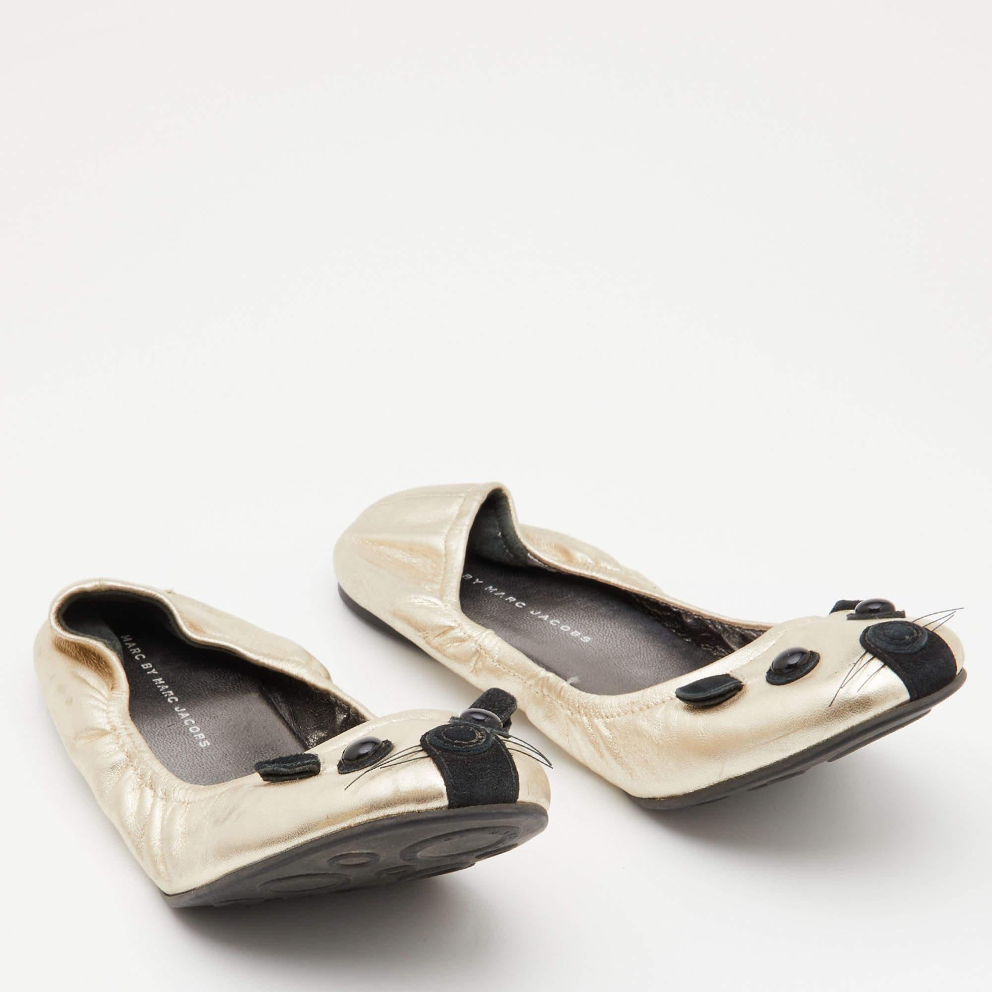 Marc by Marc Jacobs Gold/Schwarze Mouse Ballettschuhe aus Leder Größe 40 im Zustand „Gut“ im Angebot in Dubai, Al Qouz 2