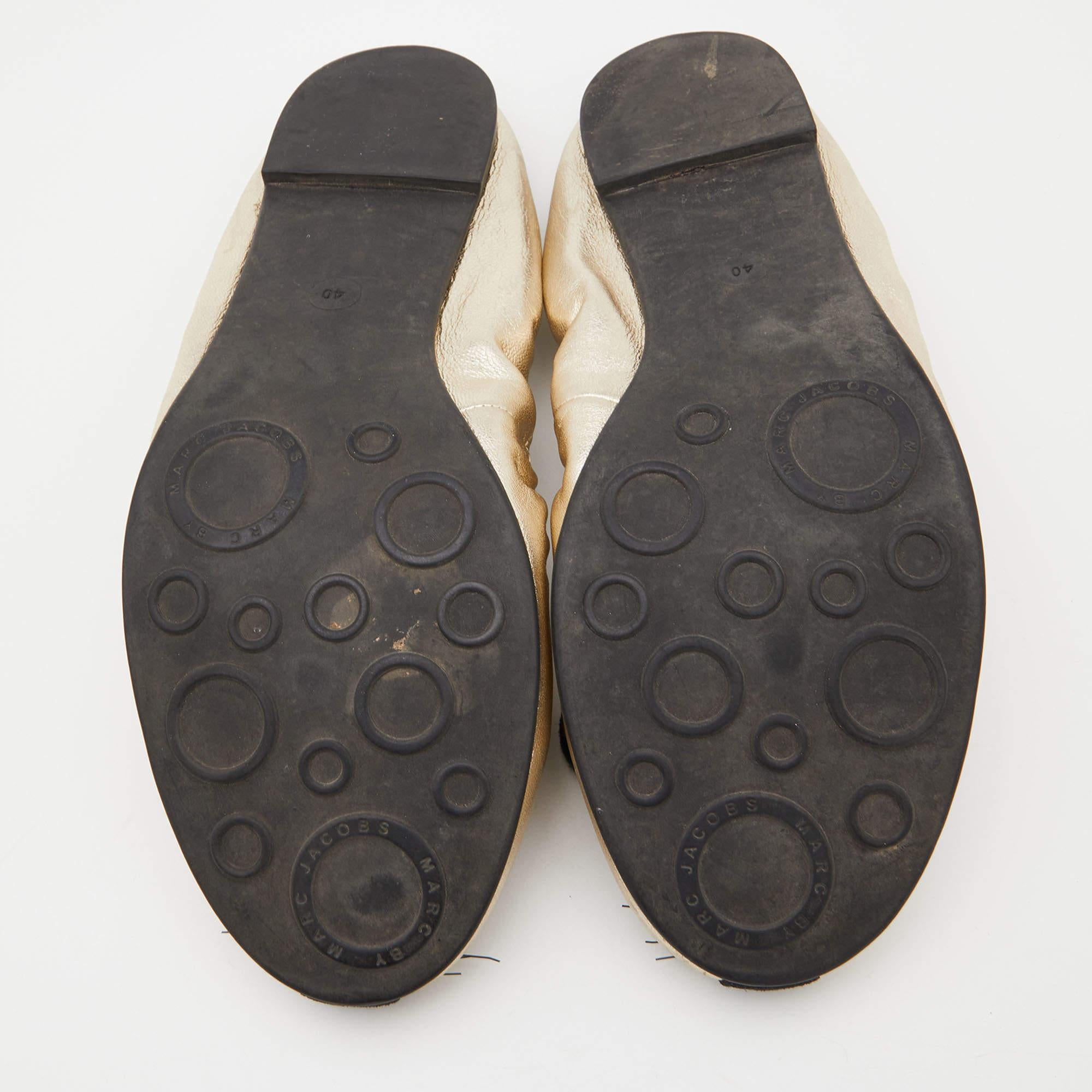 Marc by Marc Jacobs Gold/Schwarze Mouse Ballettschuhe aus Leder Größe 40 im Angebot 1