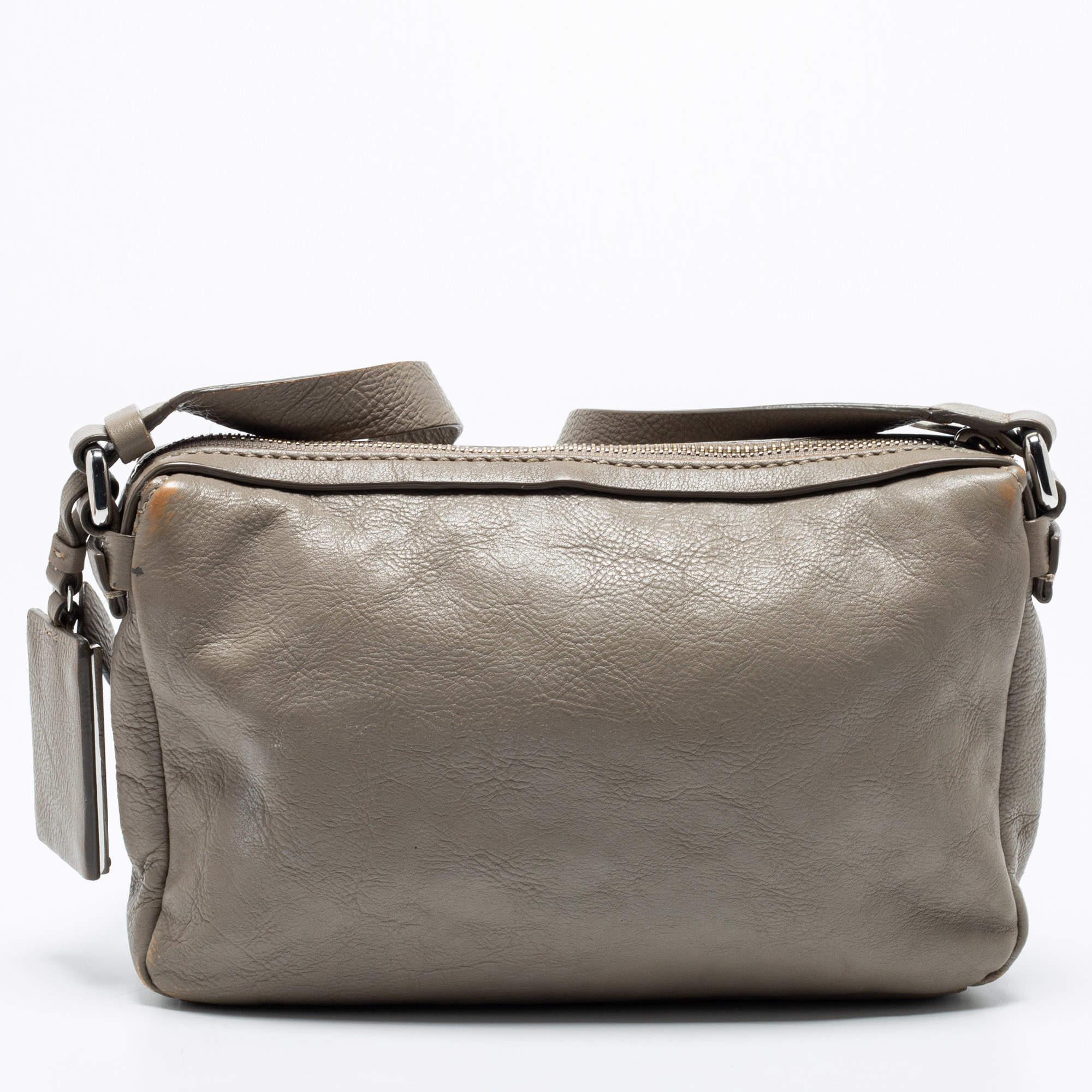 Marc by Marc Jacobs Grey Leather Crossbody Bag In Fair Condition In Dubai, Al Qouz 2