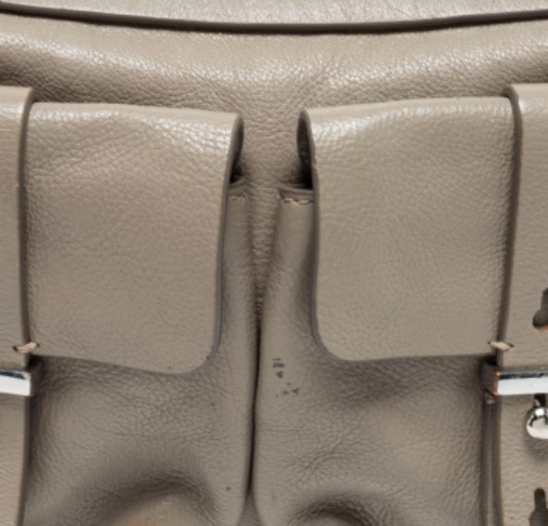 Marc by Marc Jacobs Grey Leather Crossbody Bag In Fair Condition For Sale In Dubai, Al Qouz 2