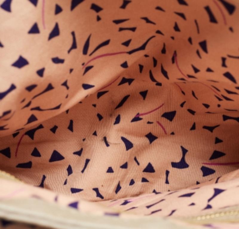 Marc by Marc Jacobs Graue Tasche mit Straußenprägung aus Leder mit Klappe und Tragegriff (Braun) im Angebot