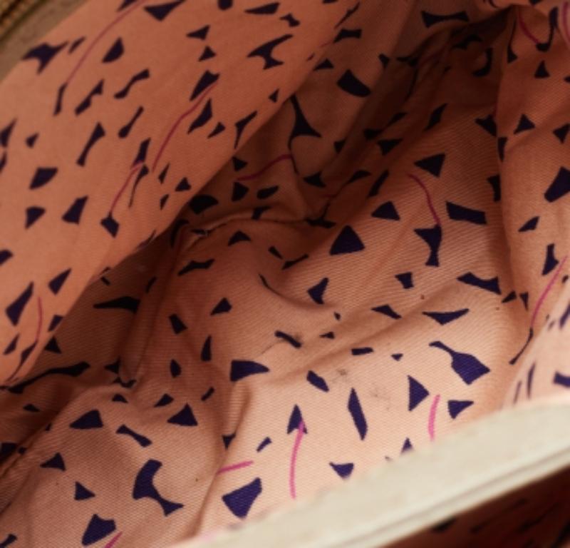 Marc by Marc Jacobs Graue Tasche mit Straußenprägung aus Leder mit Klappe und Tragegriff im Zustand „Gut“ im Angebot in Dubai, Al Qouz 2