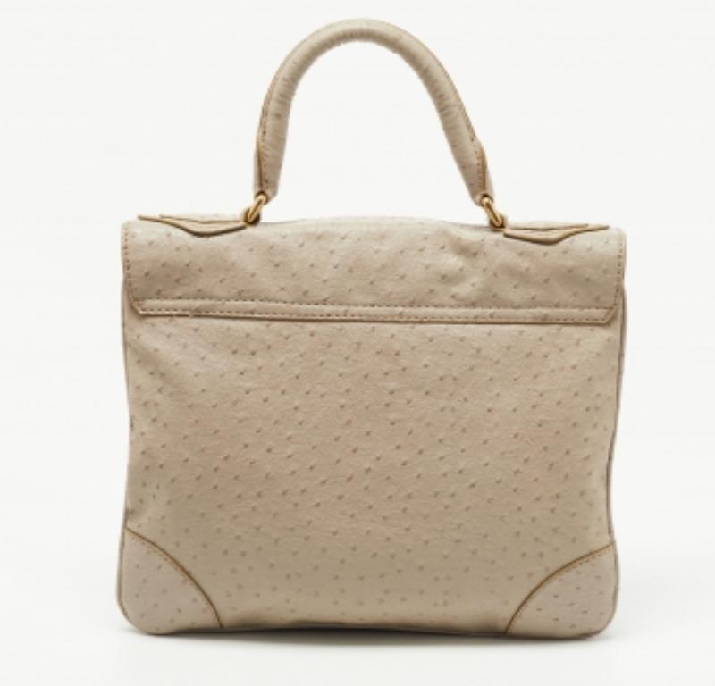 Marc by Marc Jacobs Graue Tasche mit Straußenprägung aus Leder mit Klappe und Tragegriff Damen im Angebot
