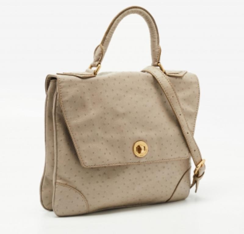 Marc by Marc Jacobs Graue Tasche mit Straußenprägung aus Leder mit Klappe und Tragegriff im Angebot 1