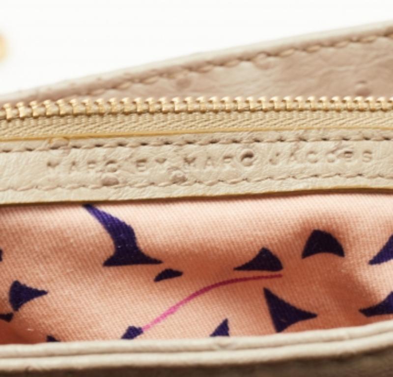 Marc by Marc Jacobs Graue Tasche mit Straußenprägung aus Leder mit Klappe und Tragegriff im Angebot 2